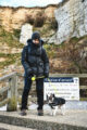 visiter Étretat avec un chien falaises Normandie hiver